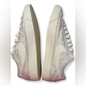 Nike Wome's Cream Lace-Pattern Low Top Sneakers